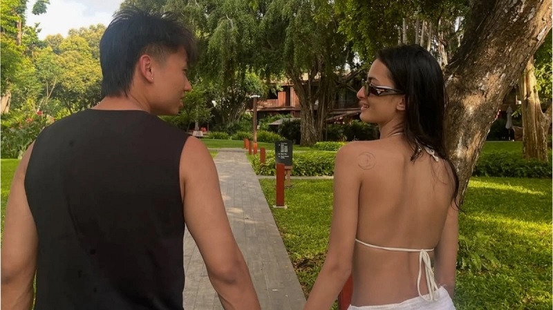 বিকিনি পরে কার হাত ধরে ঘুরছেন যিশু-নীলাঞ্জনার কন্যা?