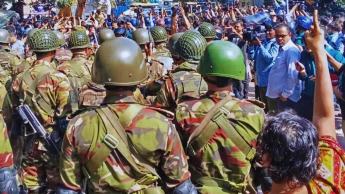 ধানমন্ডি ৩২ ভাঙার বুলডোজার আটকে দিলো সেনাবাহিনী