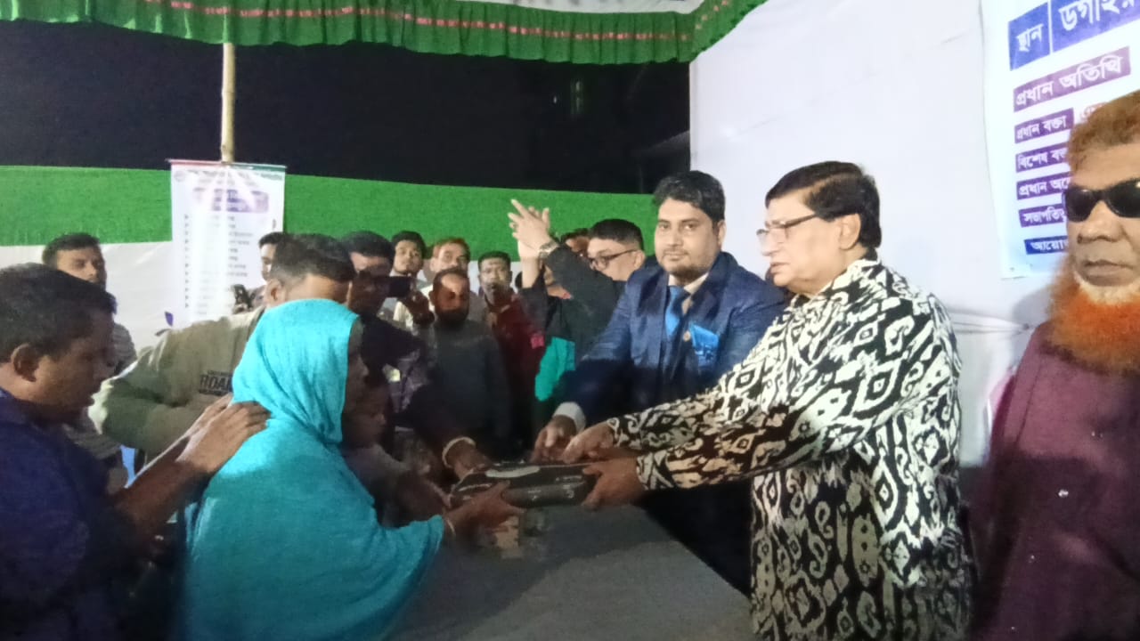 ডেমরায় দৃষ্টি প্রতিবন্ধীদের মাঝে সাদা ছড়ি বিতরণ করেন  ঢাকা–৫ আসনের বিএনপি প্রার্থী নবীউল্লাহ নবী