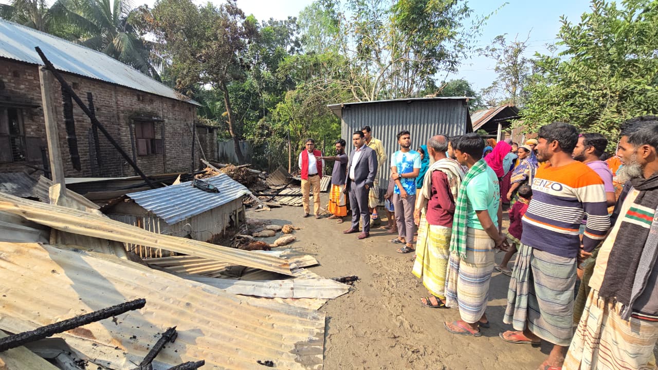 সাঁথিয়ায় কৃষকের বসতঘর আগুনে পুড়ে ভস্মিভূত,  ১০লাখ টাকার ক্ষতি